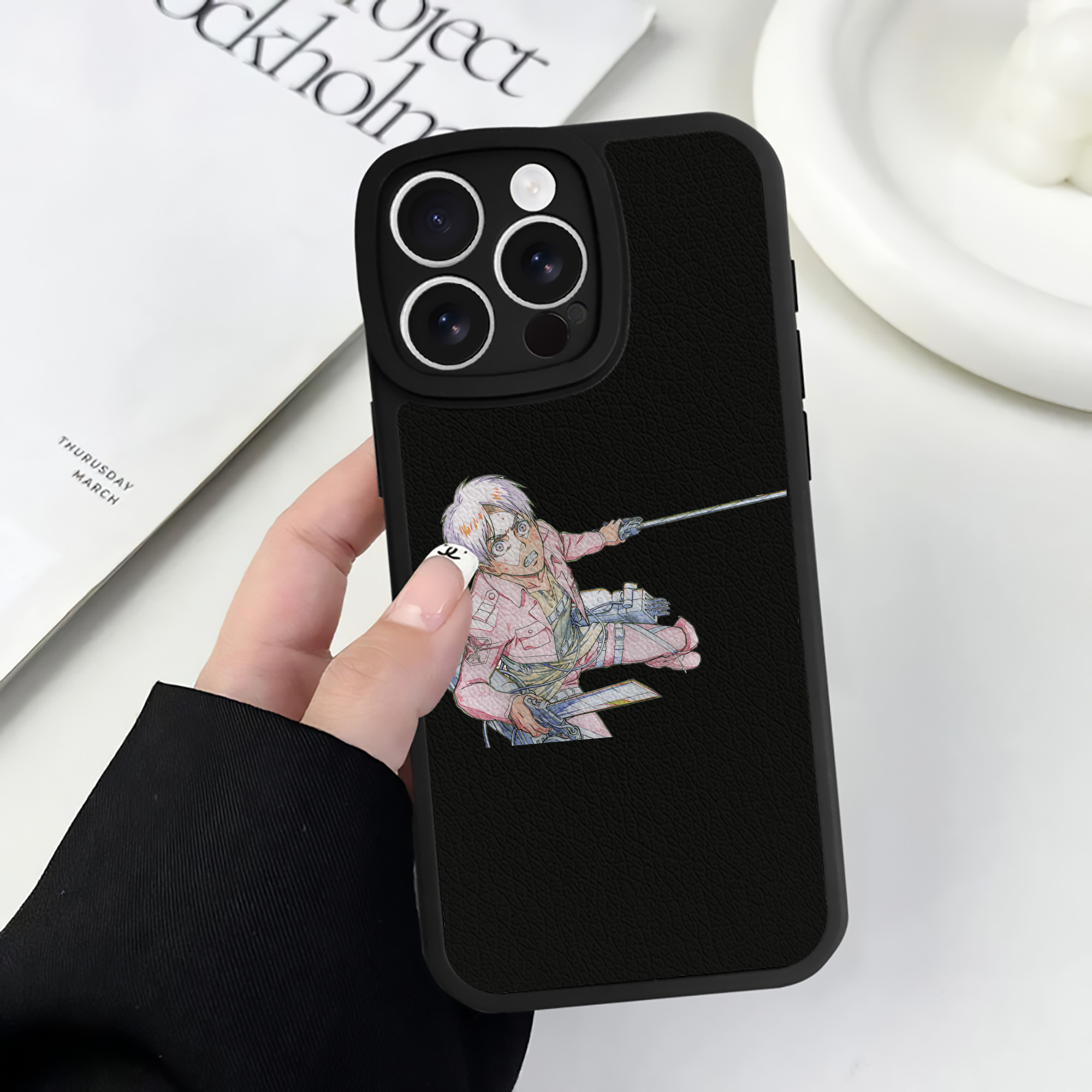 （画像用） 進撃の巨人 エレン･イェーガー Attack on Titan Eren Jäger 【iPhone 16シリーズ対応】シリコンスマホケース（レザー調） 材質：シリコン